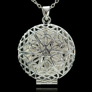 BRAND NEW ** BEAUTIFUL AROMA THERAPY LOCKET PENDANT NECKLACE